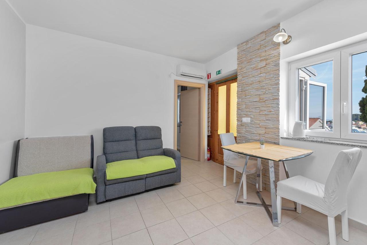 Apartments Joni Cikat マリ・ロシニュ エクステリア 写真